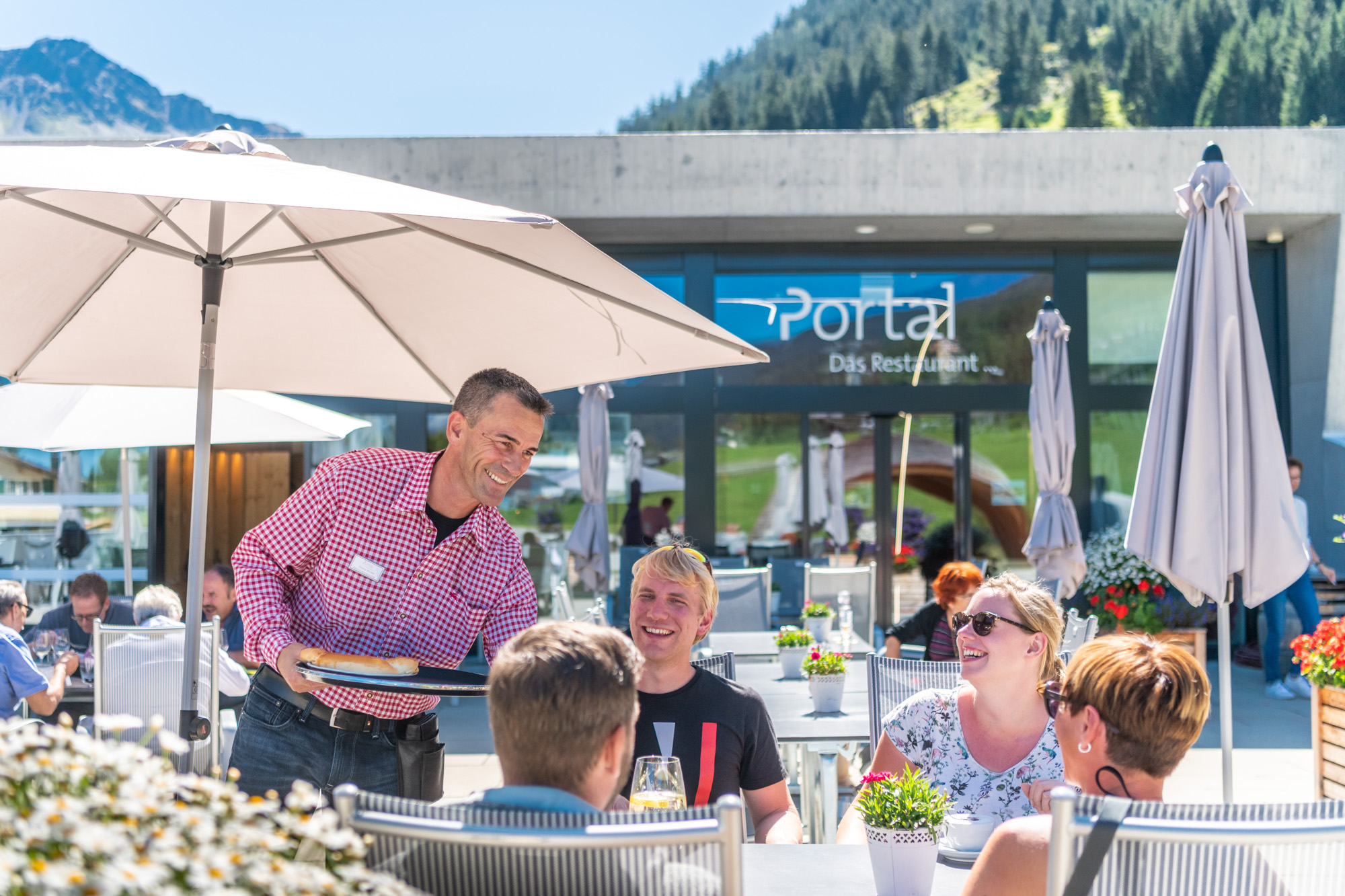 Gemütliches Beisammensein mit Essen und Getränken im Portal Restaurant Pradaschier