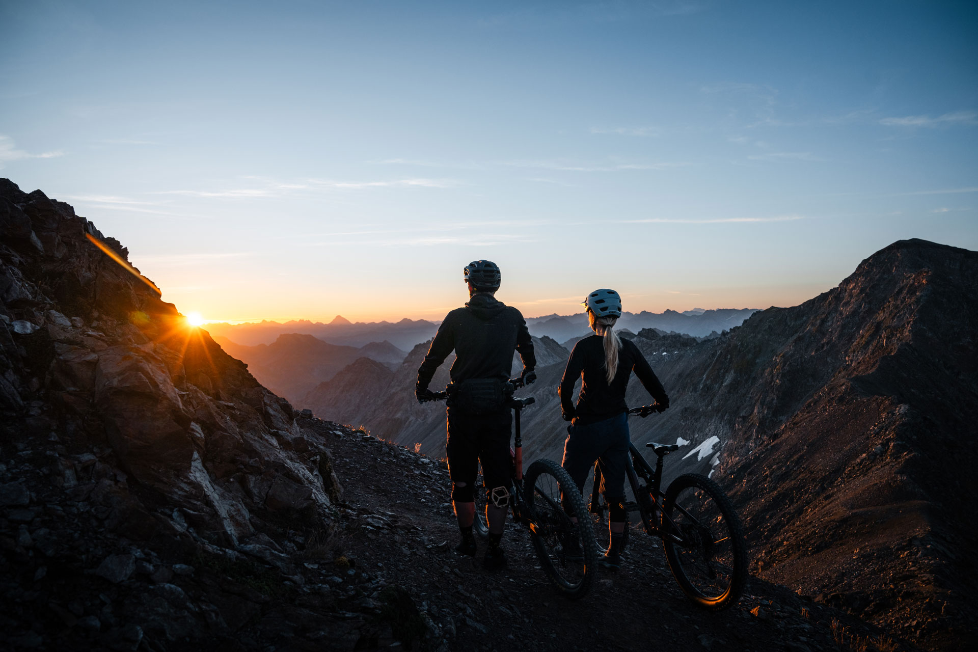Zwei Biker erleben den Sonnenaufgang über dem Rothorn