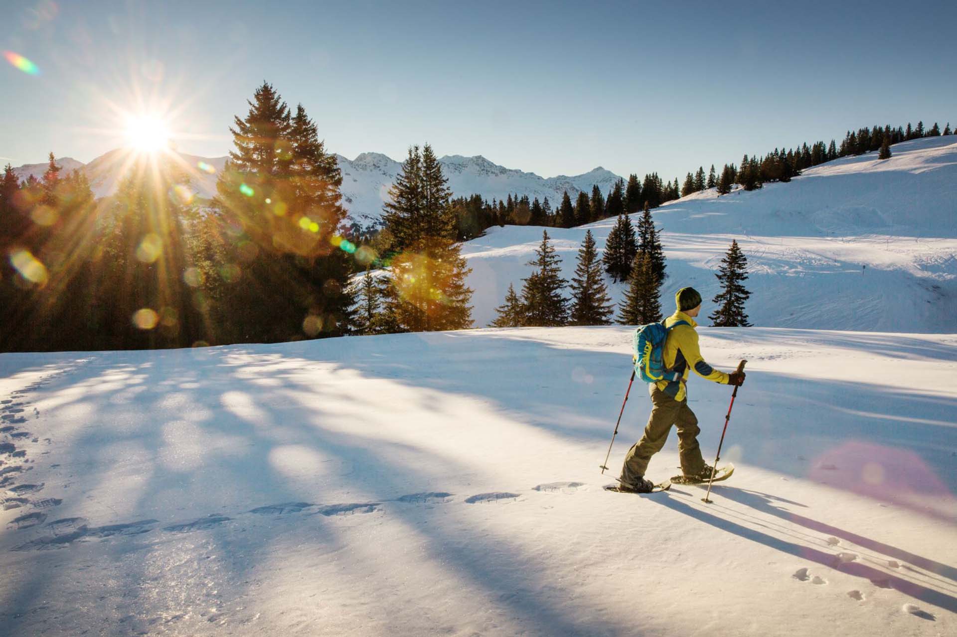 Schneeschuhwanderung in der beeindruckenden Winterlandschaft auf dem Erlebnisberg in Pradaschier