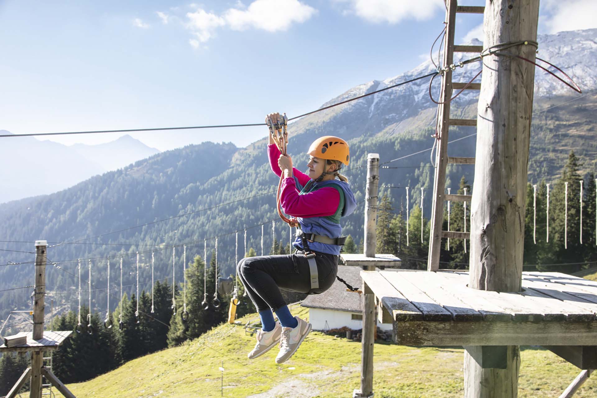 Kletterspass im Seilpark auf dem Erlebnisberg Pradaschier im Sommer
