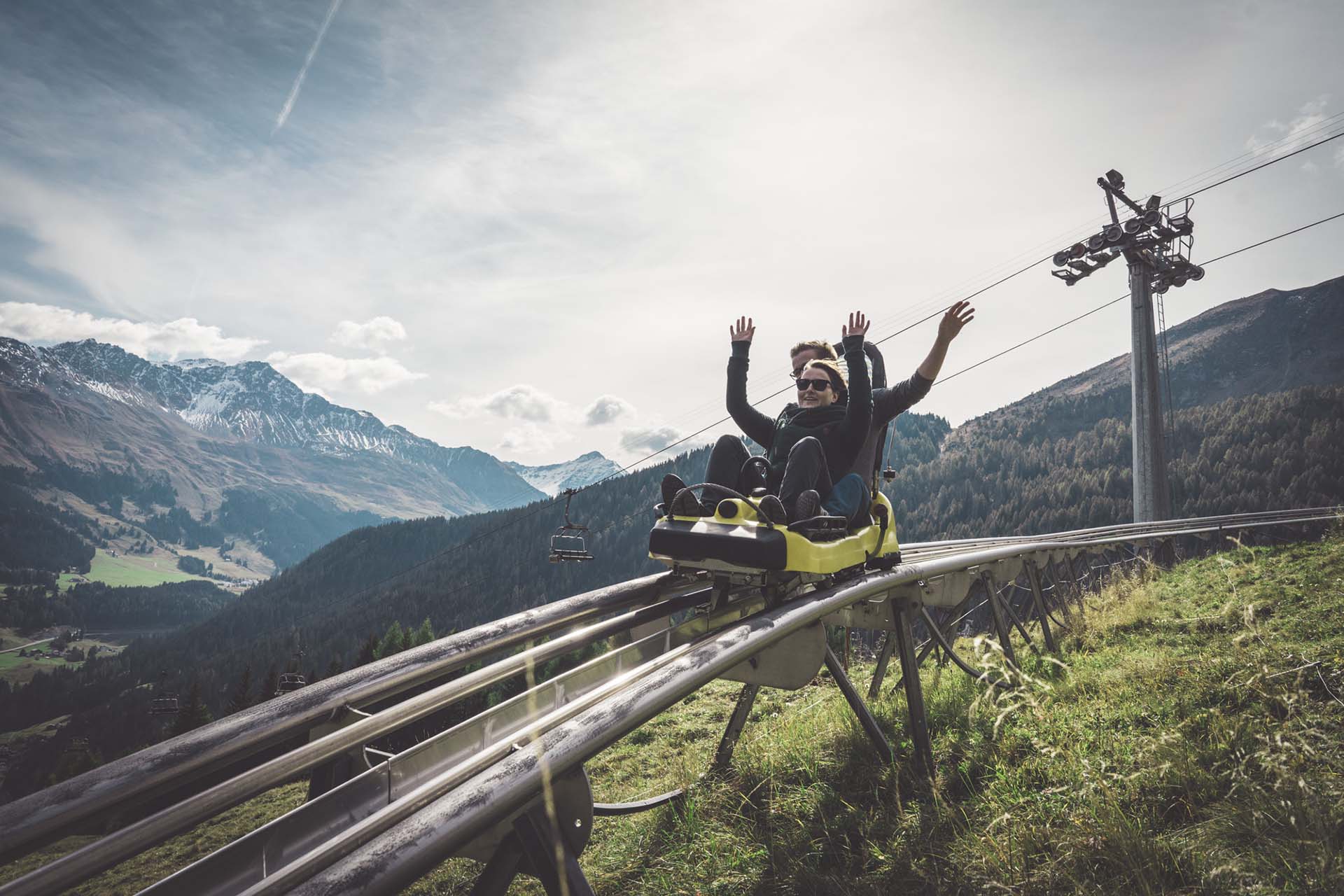 Adrenalin pur auf der Rodelbahn auf dem Erlebnisberg in Pradaschier