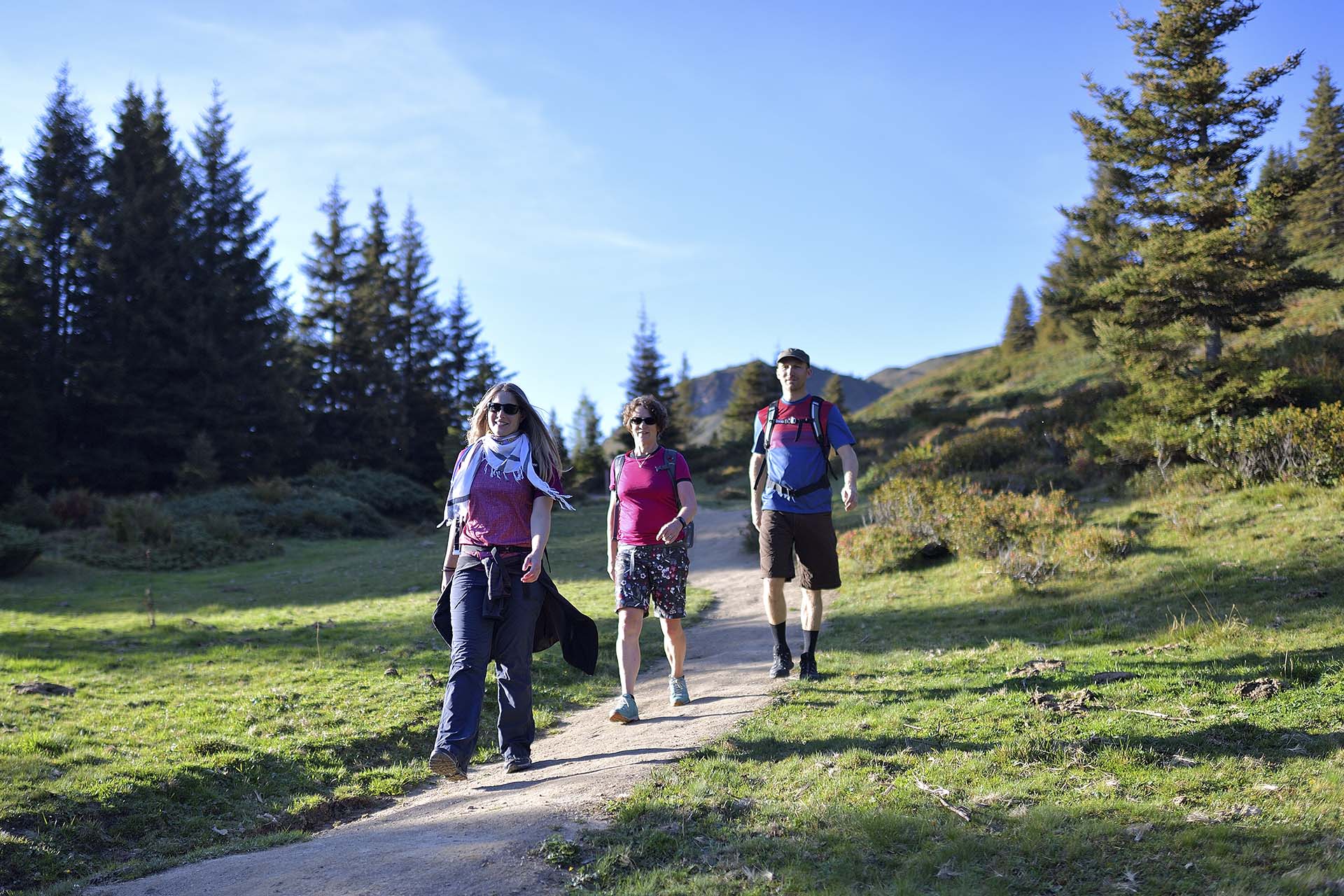 Wanderung in der idyllischen Umgebung des Dreibündensteins in Pradaschier