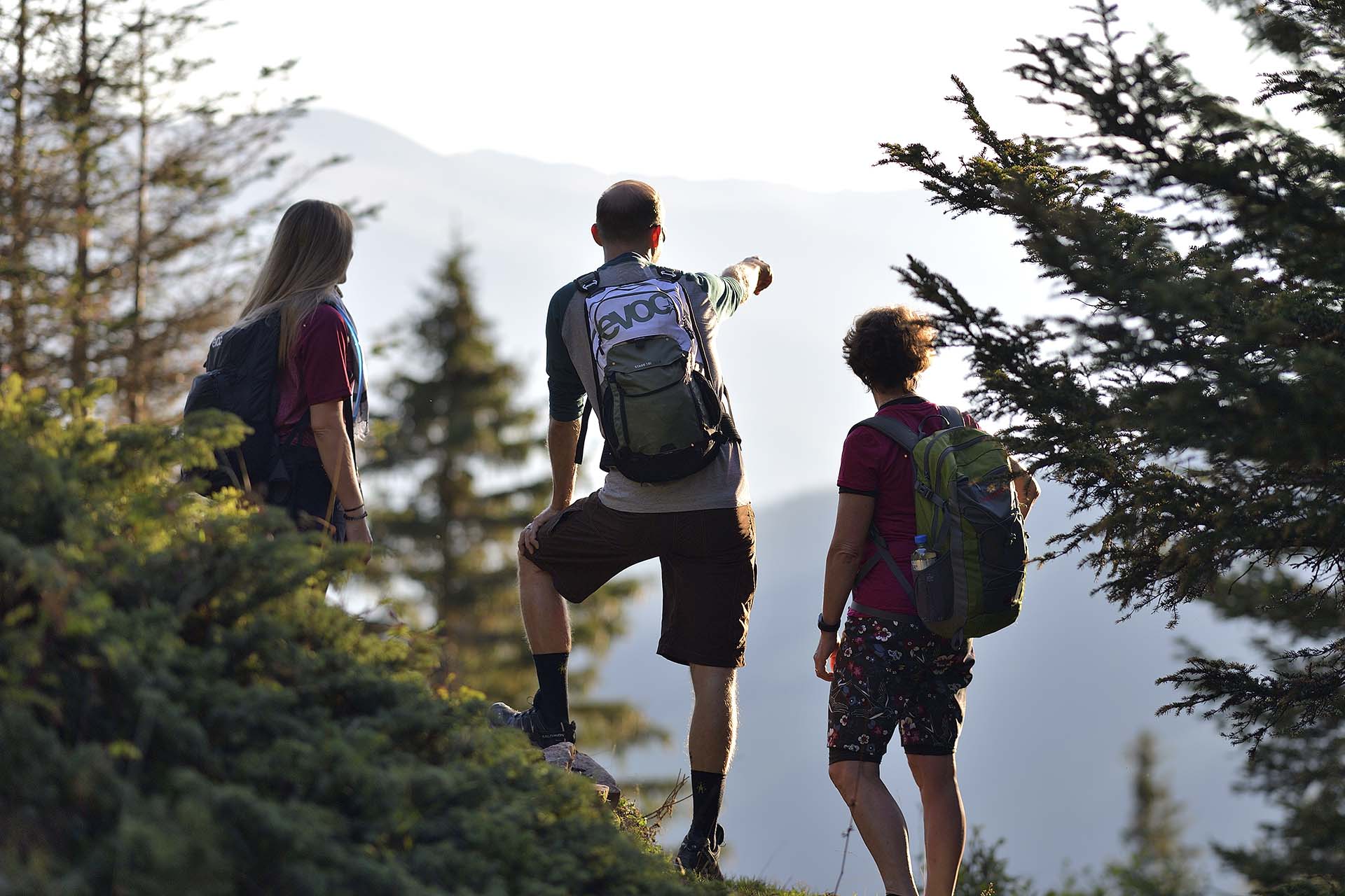 Freunde geniessen beim wandern auf dem Erlebnisberg in Pradaschier die Aussicht