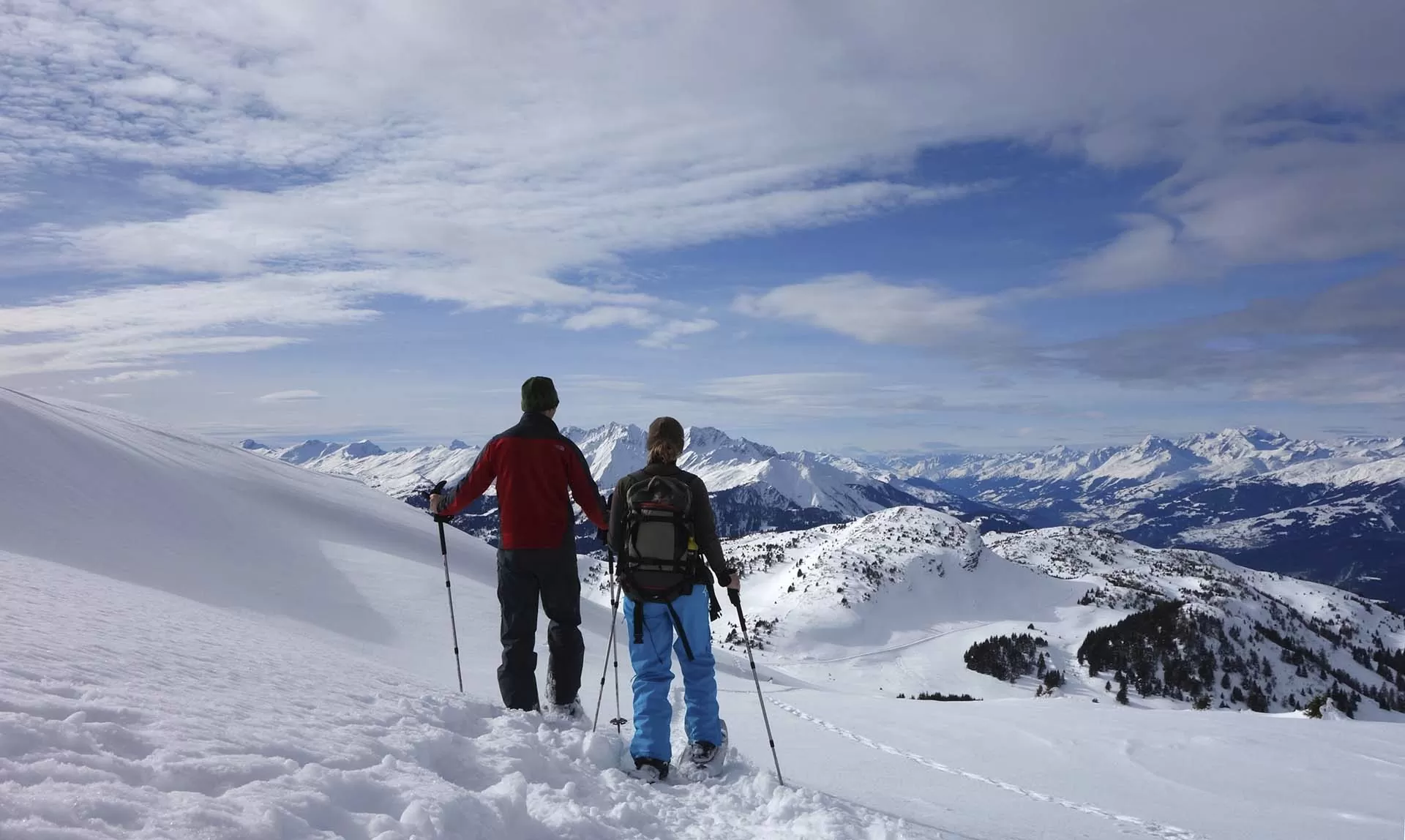 Schneeschuhwandern durch verschneite Landschaften am Erlebnisberg Pradaschier