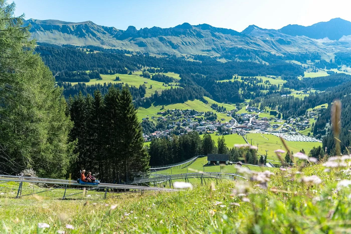 Rodelbahn auf dem Erlebnisberg in Pradaschierim Sommer