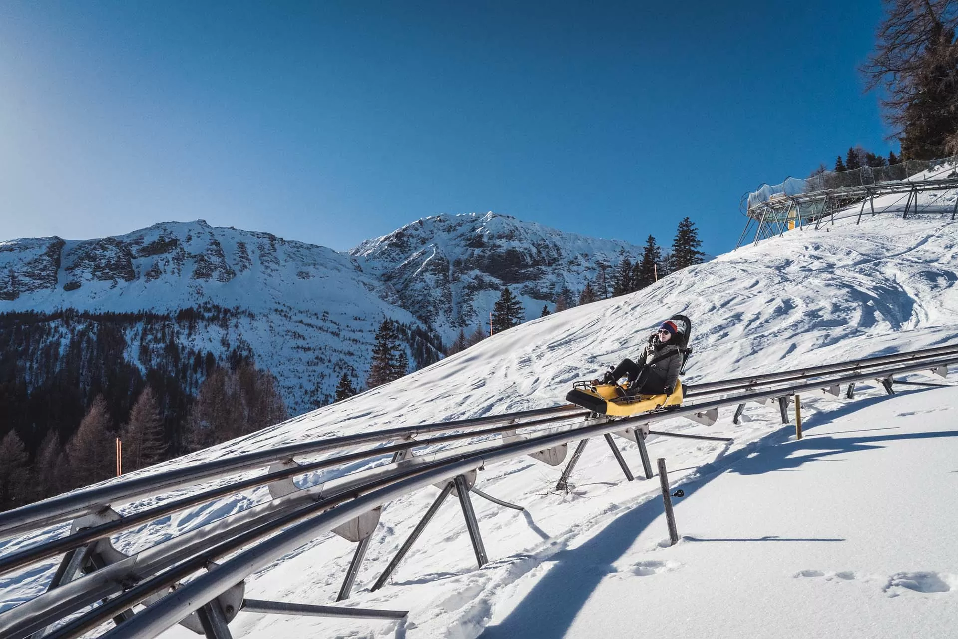Wintererlebnis auf der Rodelbahn auf dem Erlebnisberg in Pradaschier