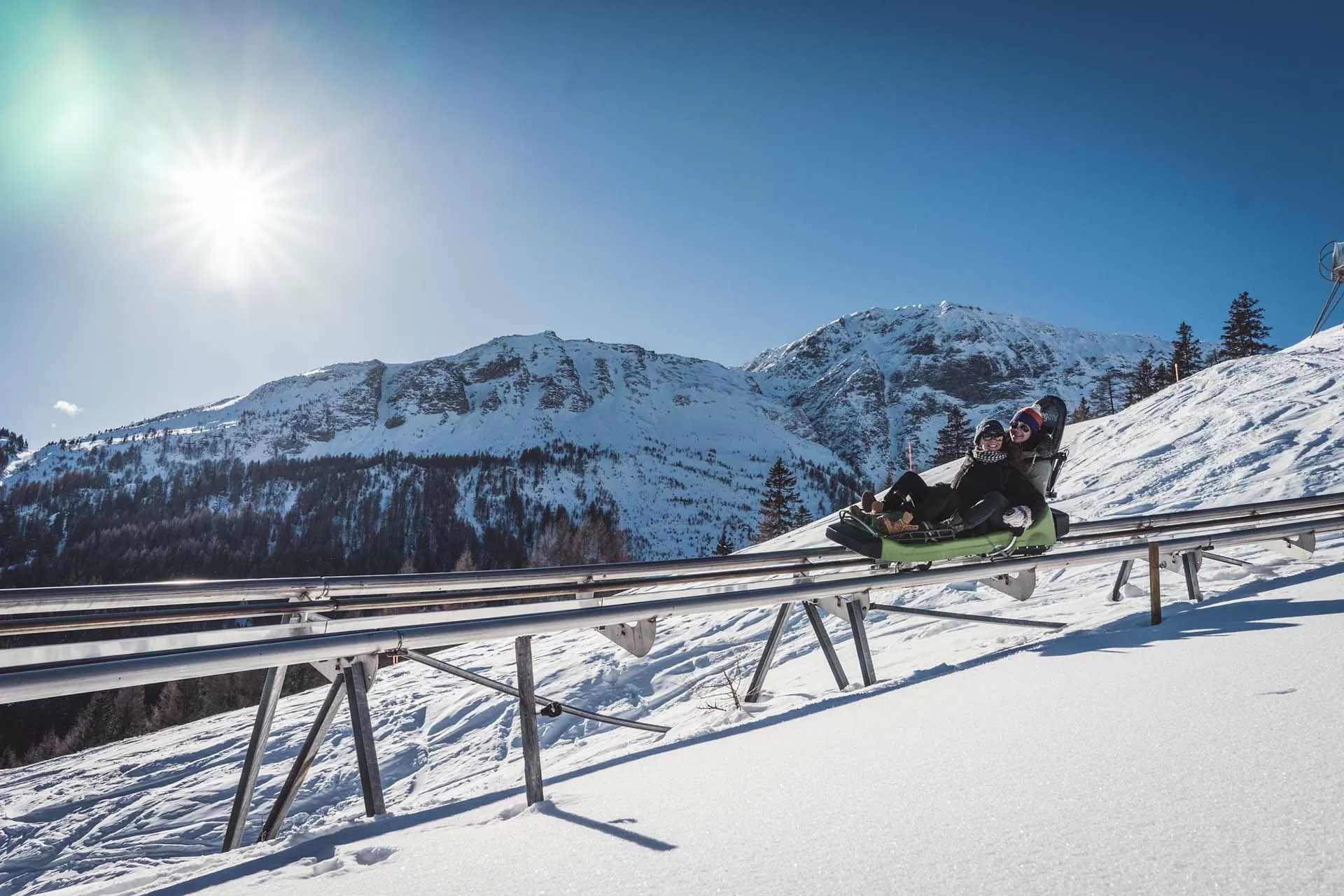 Rodelvergnügen durch die verschneite Winterlandschaft auf dem Erlebnisberg Pradaschier
